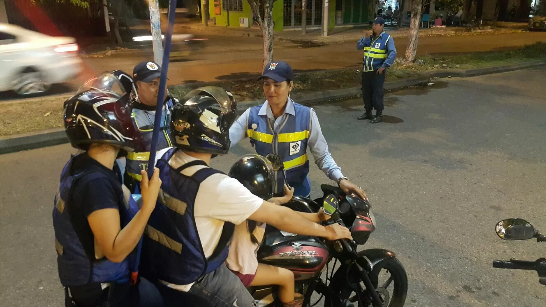 Secretaría de Tránsito promueve uso del chaleco reflectivo en horas nocturnas.
